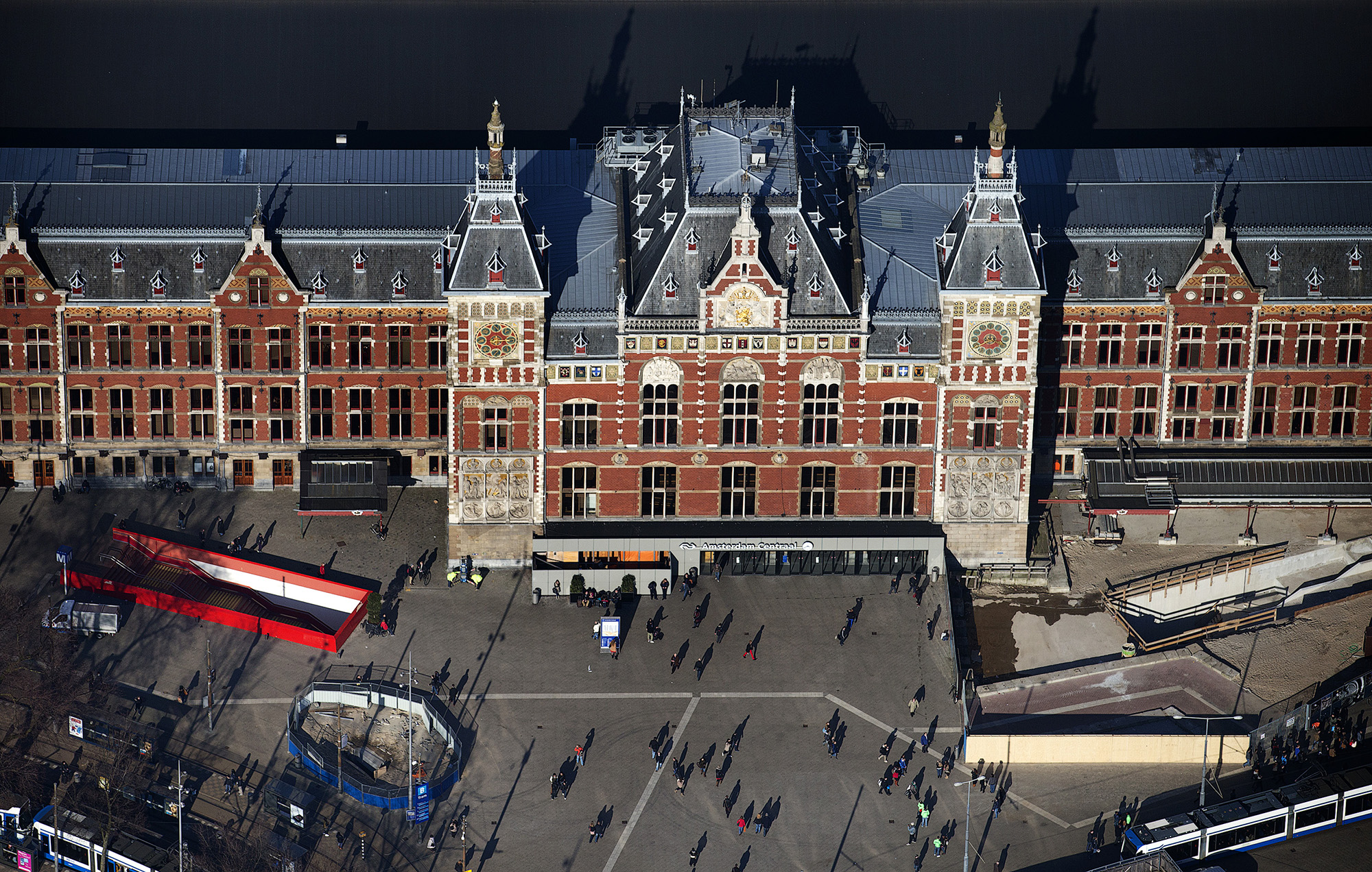 2013-03-04 15:41:57 AMSTERDAM - Een luchtfoto van de voorkant van het Station Amsterdam Centraal. ANP JERRY LAMPEN